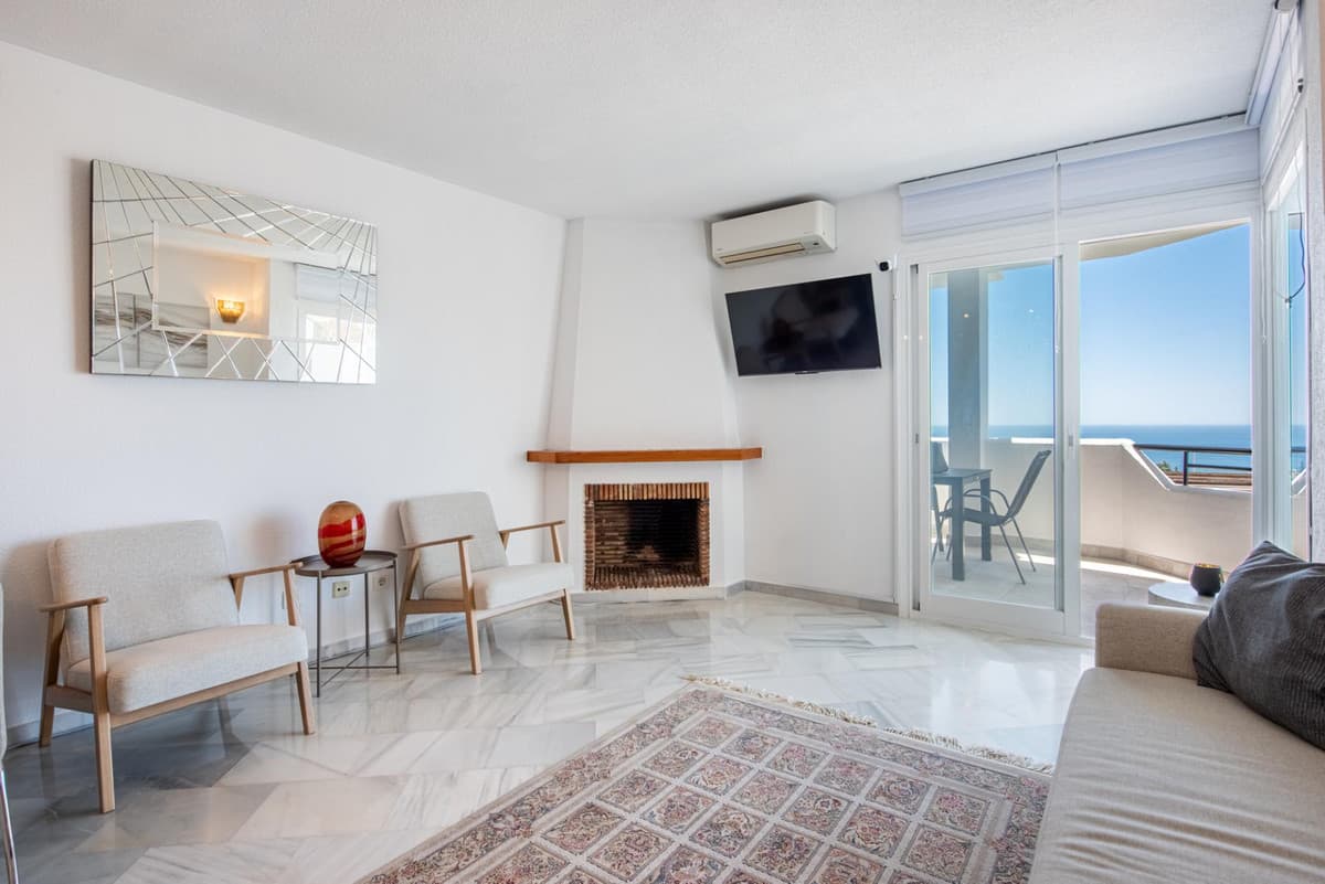 Middle Floor Apartment in Calahonda — photo 4 of 10