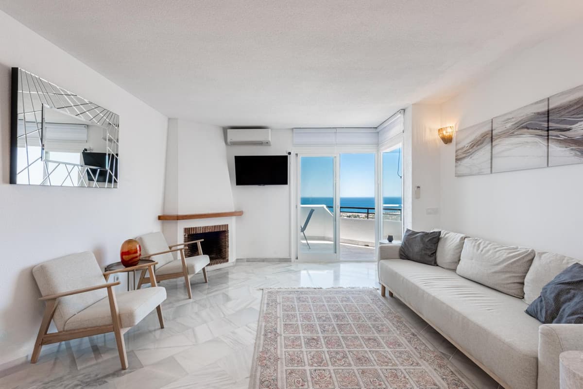 Middle Floor Apartment in Calahonda — photo 5 of 10