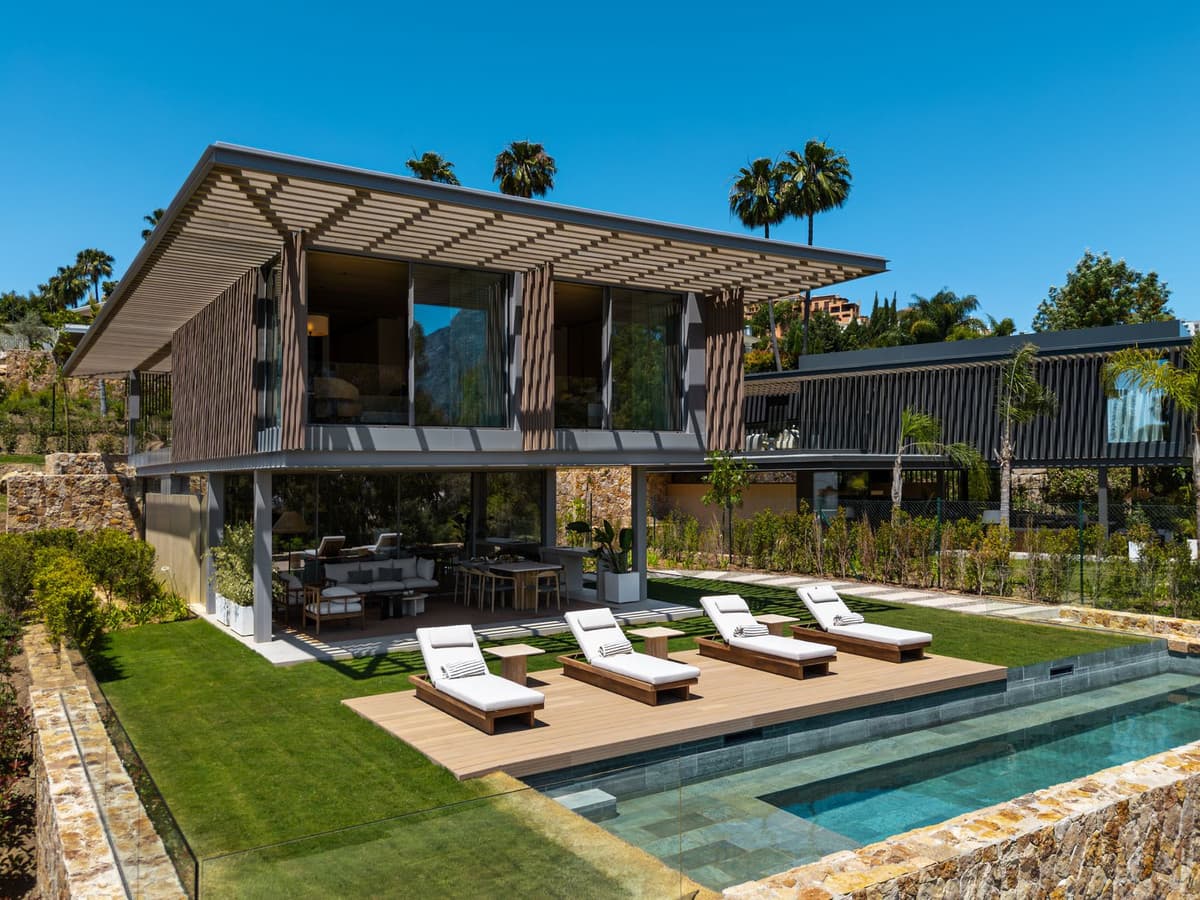 Detached Villa in Nueva Andalucía — photo 1 of 10