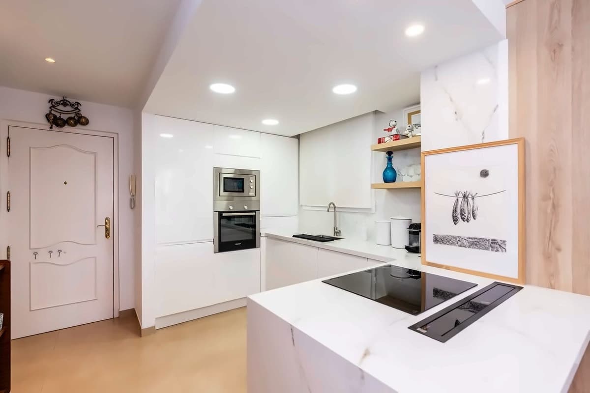 Middle Floor Apartment in Marbella — photo 3 of 10