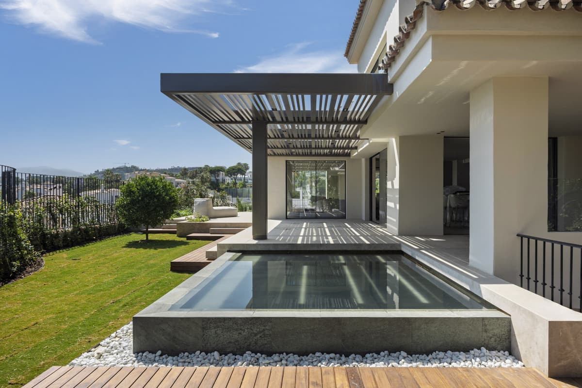 Detached Villa in Nueva Andalucía — photo 1 of 10