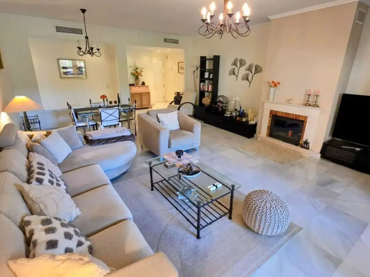 Middle Floor Apartment in Estepona — photo 3 of 10