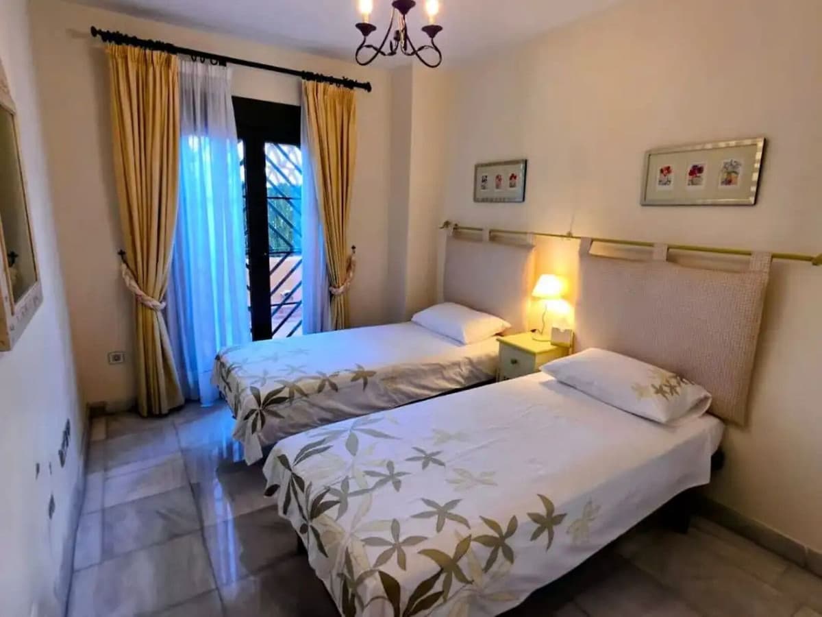 Middle Floor Apartment in Estepona — photo 10 of 10