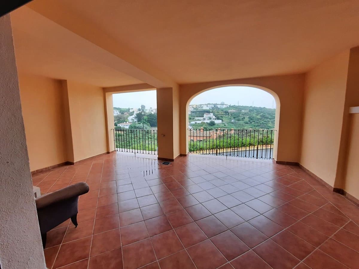 Middle Floor Apartment in Estepona — photo 3 of 10