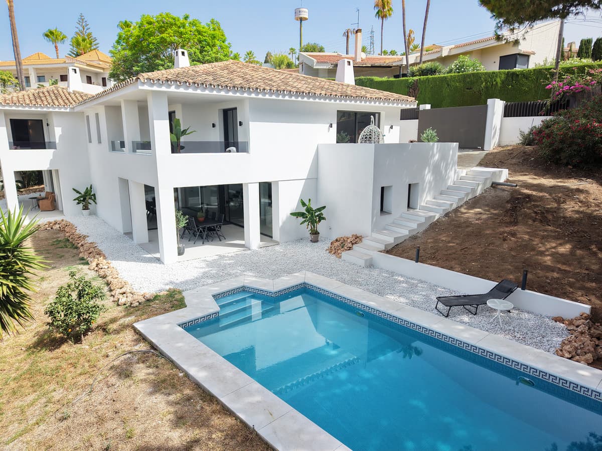 Detached Villa in Elviria — photo 1 of 10