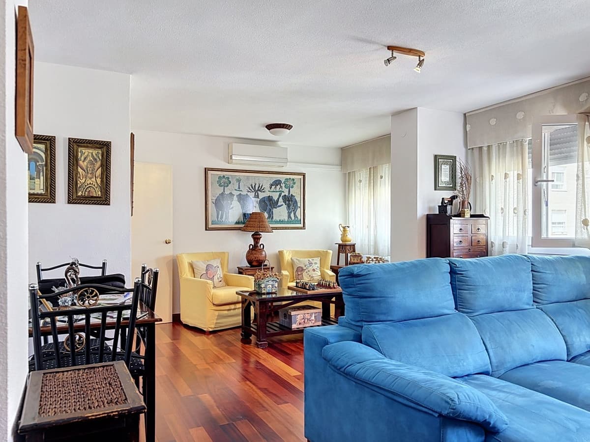 Middle Floor Apartment in Málaga — photo 3 of 10