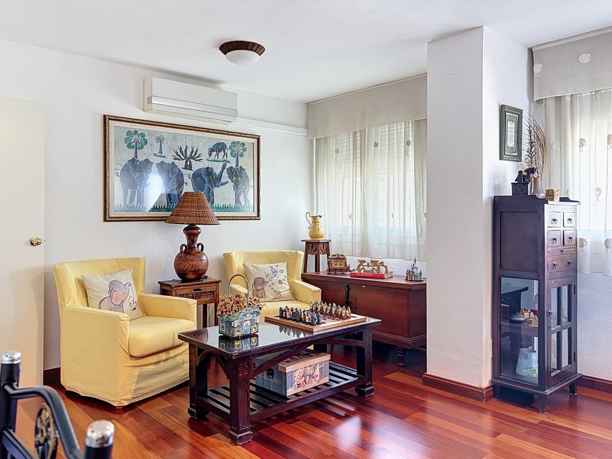 Middle Floor Apartment in Málaga — photo 5 of 10