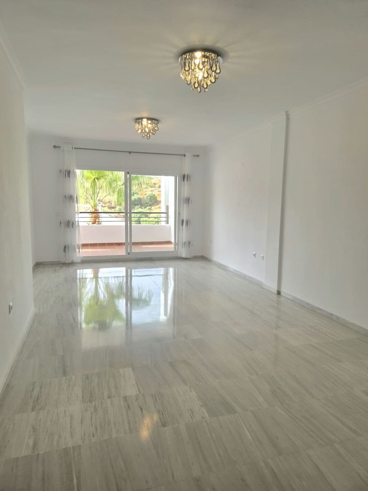 Middle Floor Apartment in Alhaurin Golf — photo 8 of 10