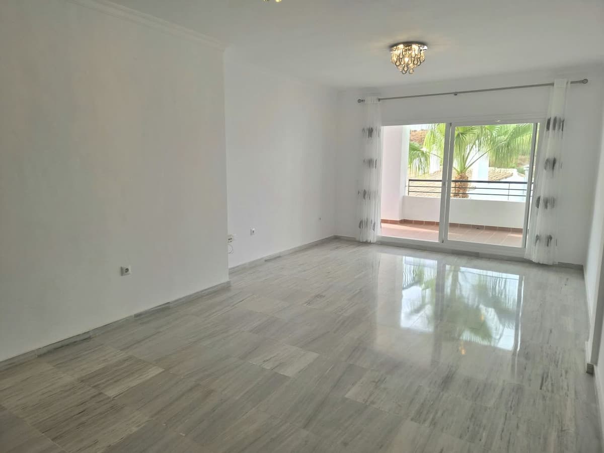 Middle Floor Apartment in Alhaurin Golf — photo 10 of 10