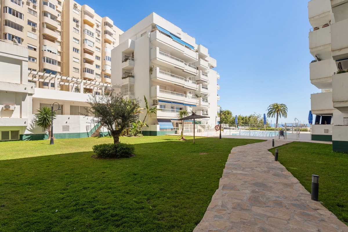 Middle Floor Apartment in Estepona — photo 2 of 10
