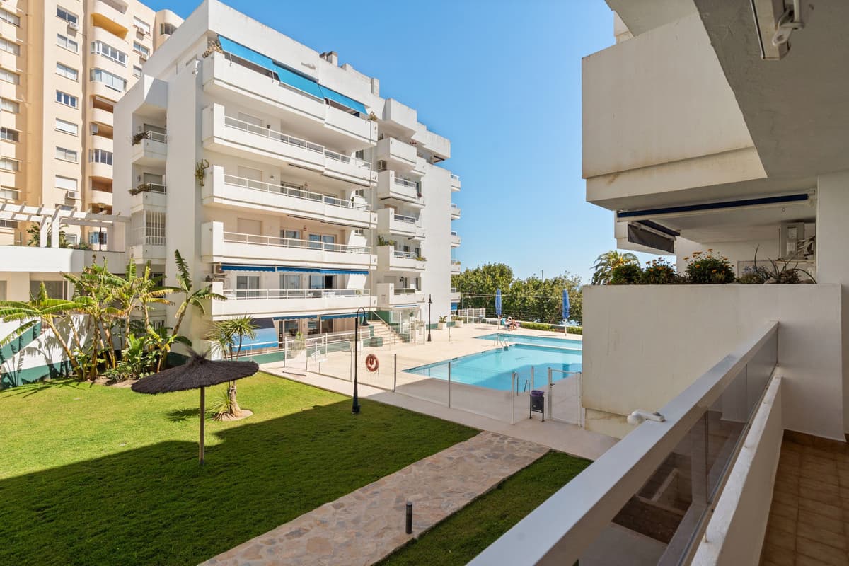 Middle Floor Apartment in Estepona — photo 3 of 10
