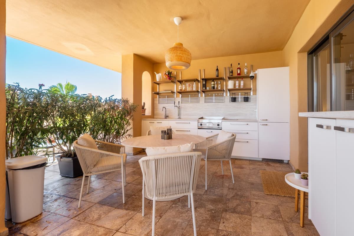 Middle Floor Apartment in Benahavís — photo 4 of 10