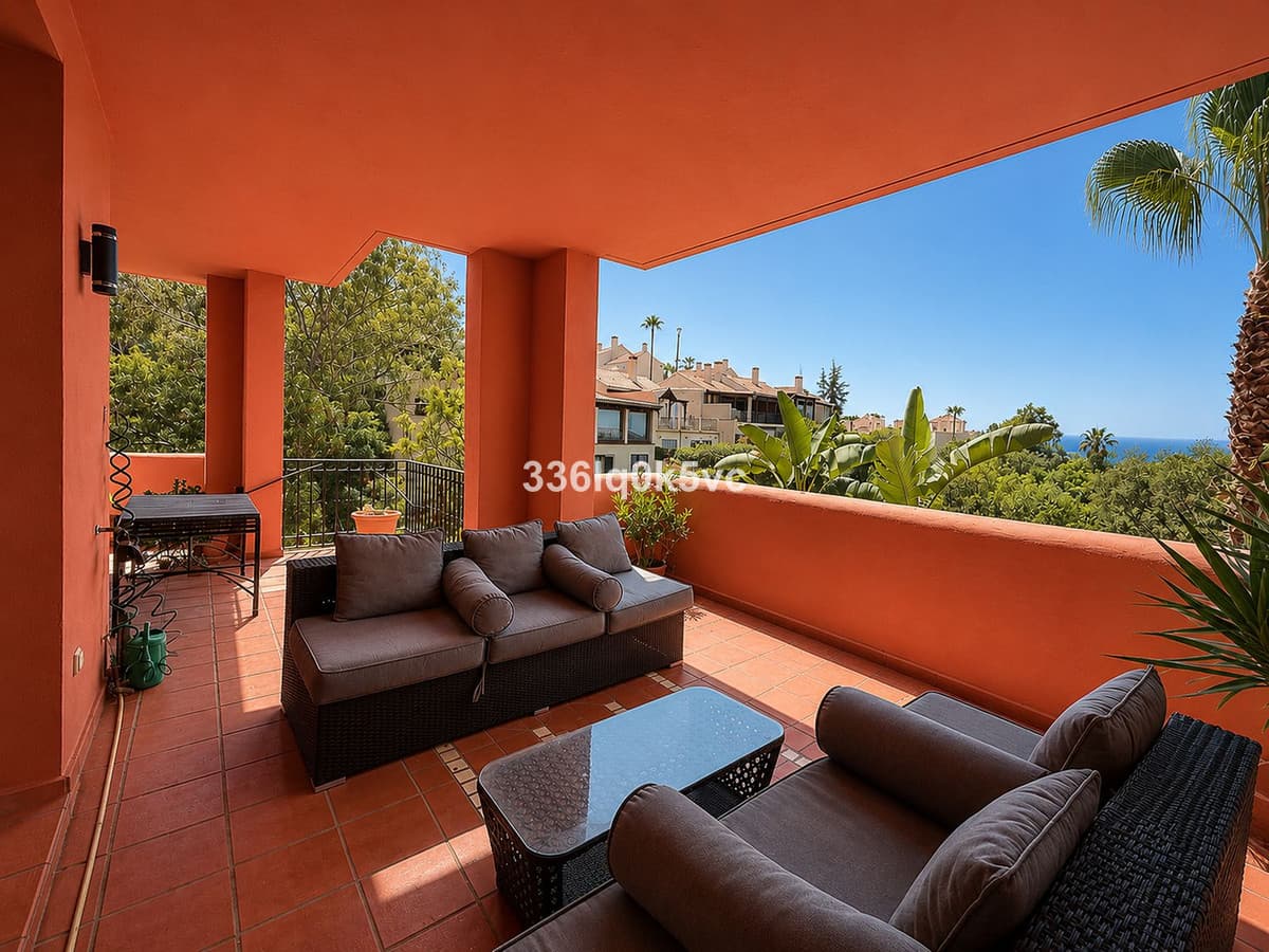 Middle Floor Apartment in Benahavís — photo 2 of 10