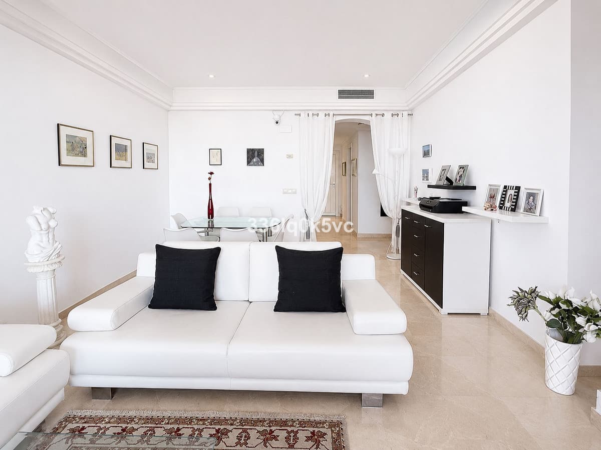 Middle Floor Apartment in Benahavís — photo 7 of 10