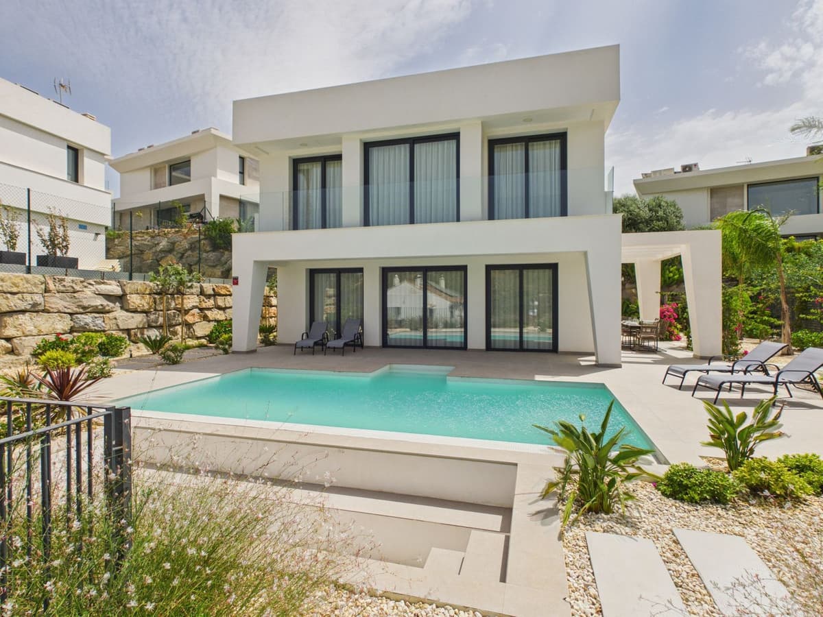 Detached Villa in La Duquesa — photo 1 of 10