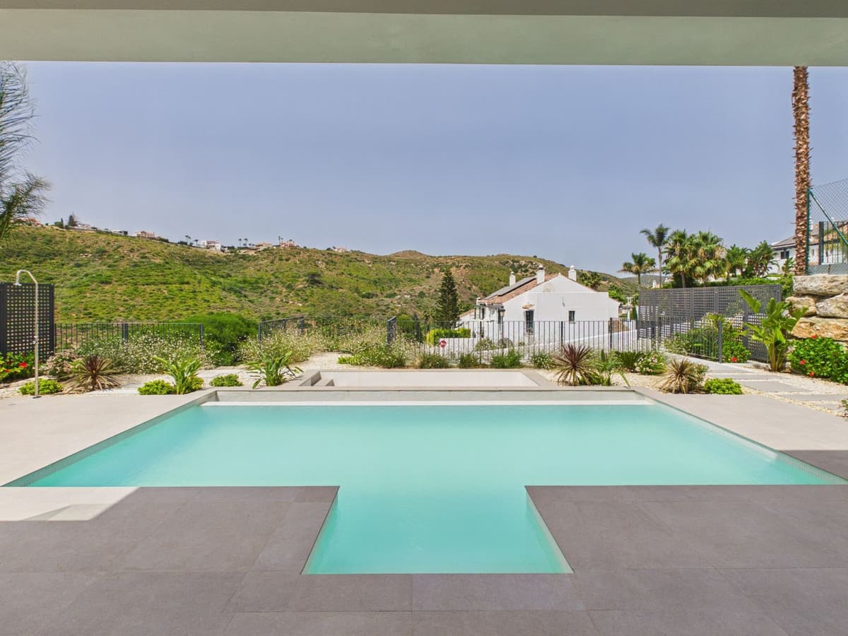 Detached Villa in La Duquesa — photo 2 of 10