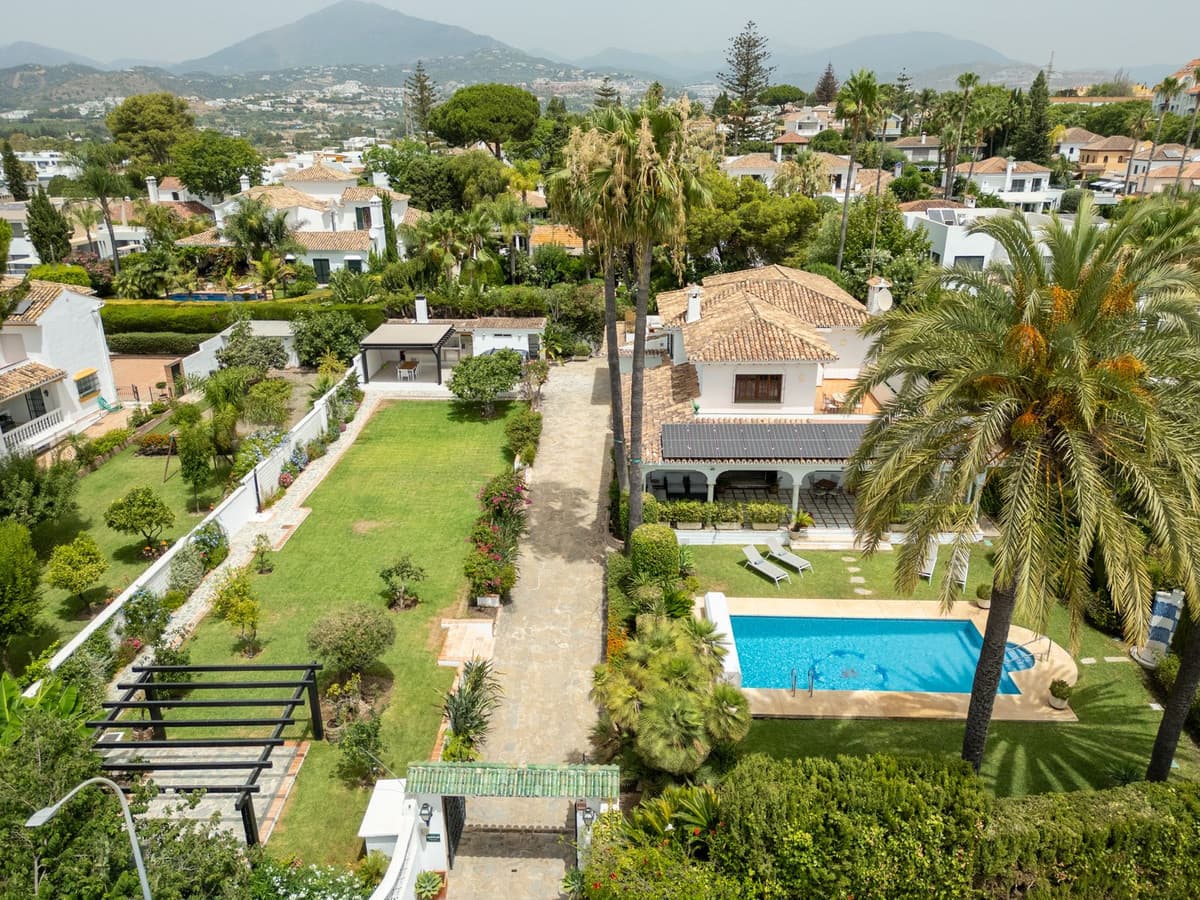Detached Villa in San Pedro de Alcántara — photo 1 of 10