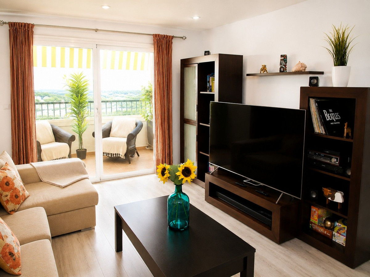 Middle Floor Apartment in Calahonda — photo 5 of 10