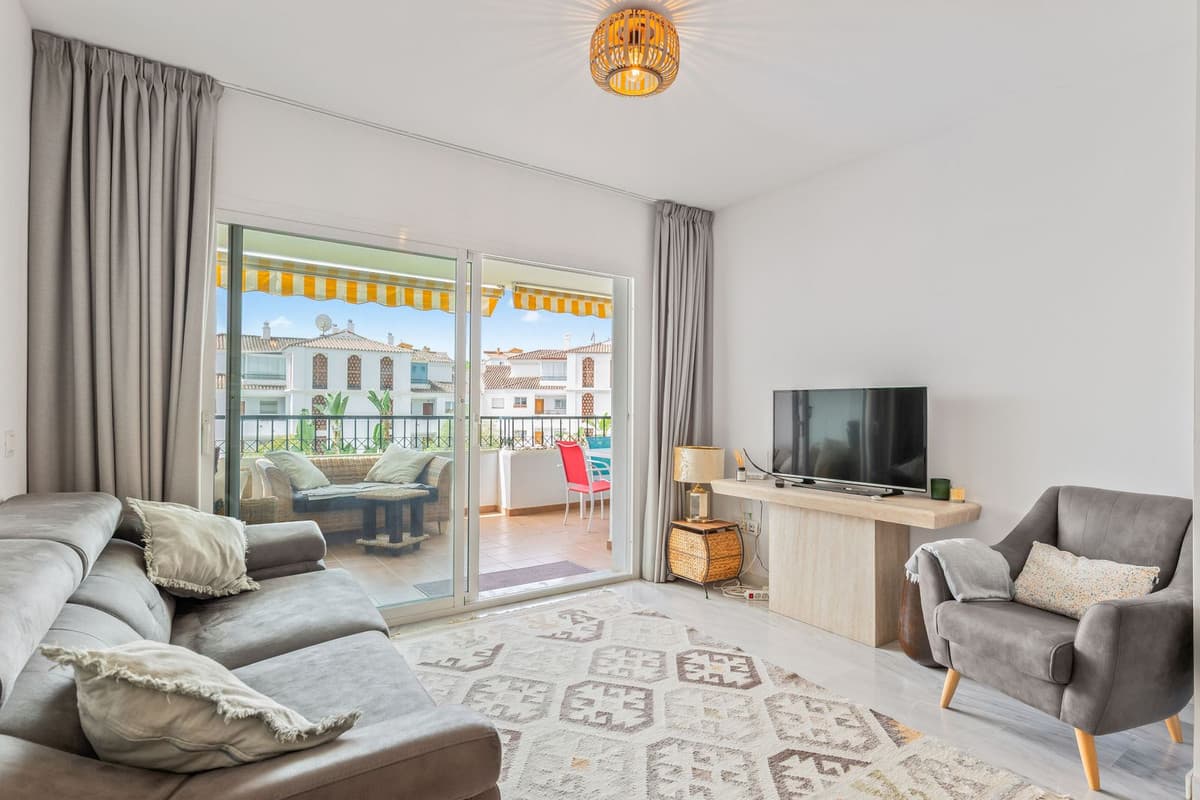 Middle Floor Apartment in Calahonda — photo 1 of 10