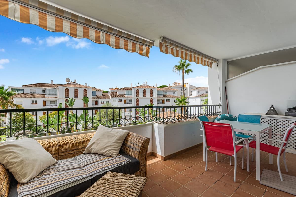 Middle Floor Apartment in Calahonda — photo 4 of 10