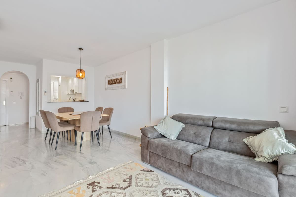 Middle Floor Apartment in Calahonda — photo 5 of 10