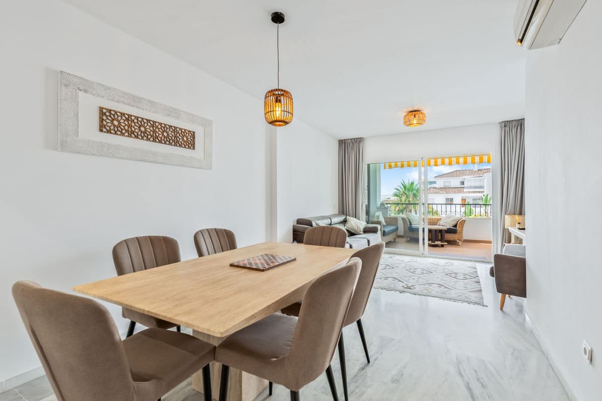 Middle Floor Apartment in Calahonda — photo 7 of 10