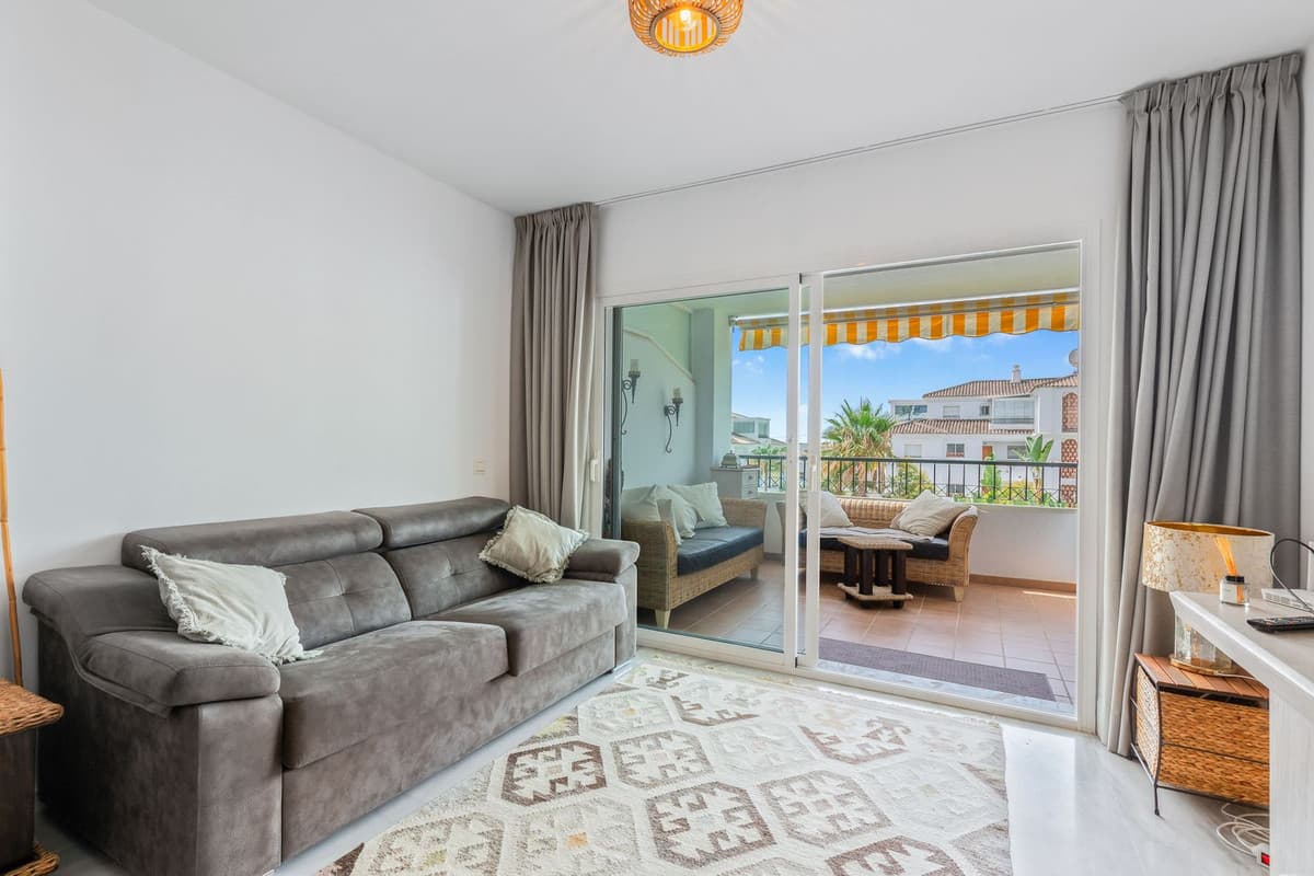 Middle Floor Apartment in Calahonda — photo 8 of 10