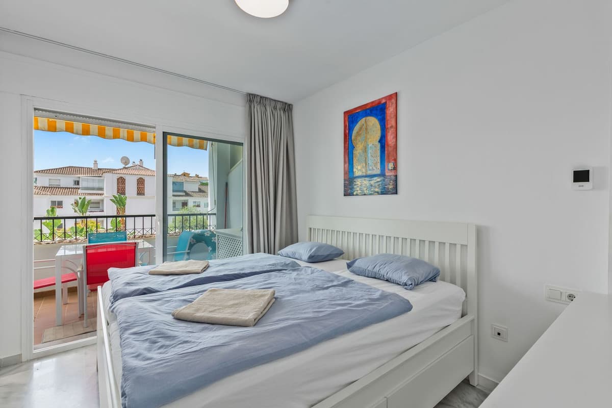 Middle Floor Apartment in Calahonda — photo 9 of 10