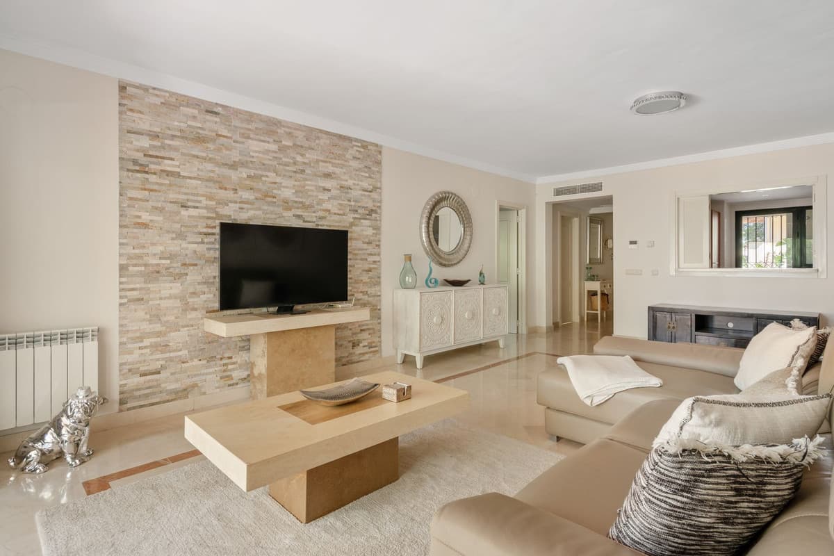 Middle Floor Apartment in Nueva Andalucía — photo 5 of 10