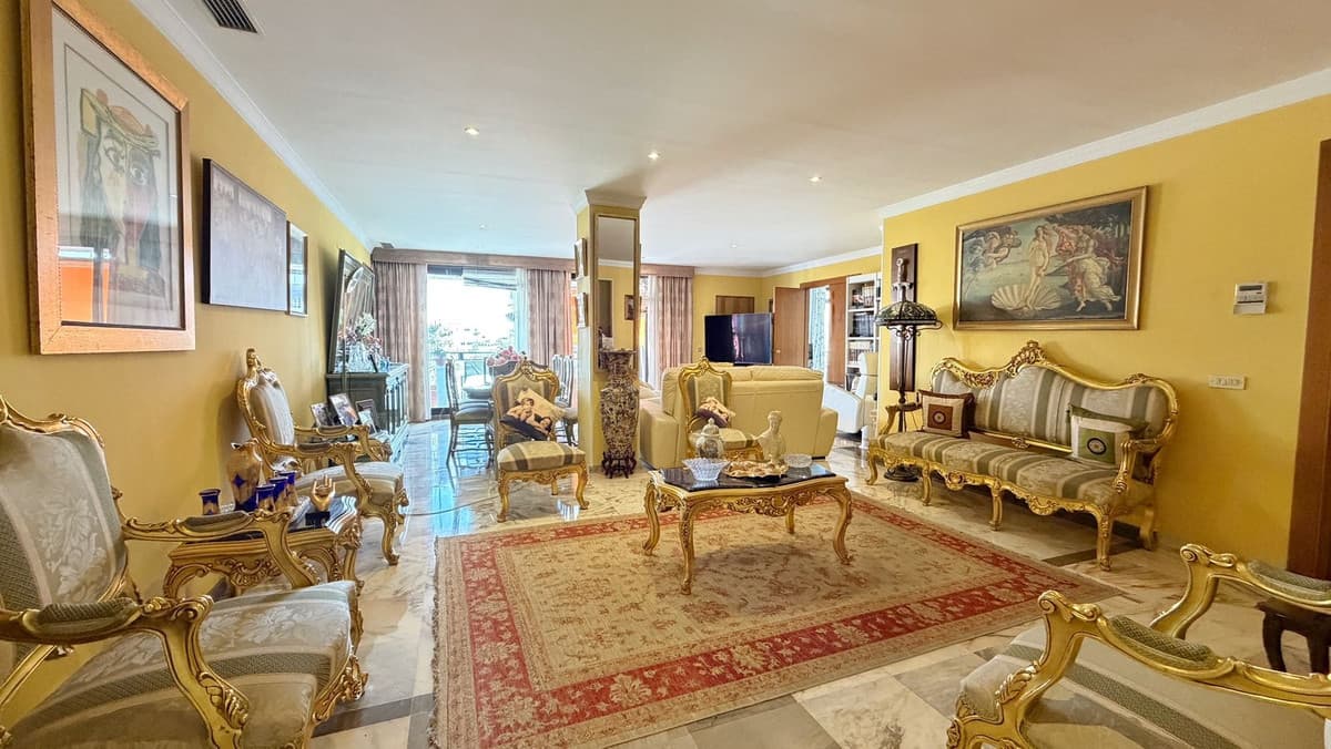 Middle Floor Apartment in Marbella — photo 3 of 10