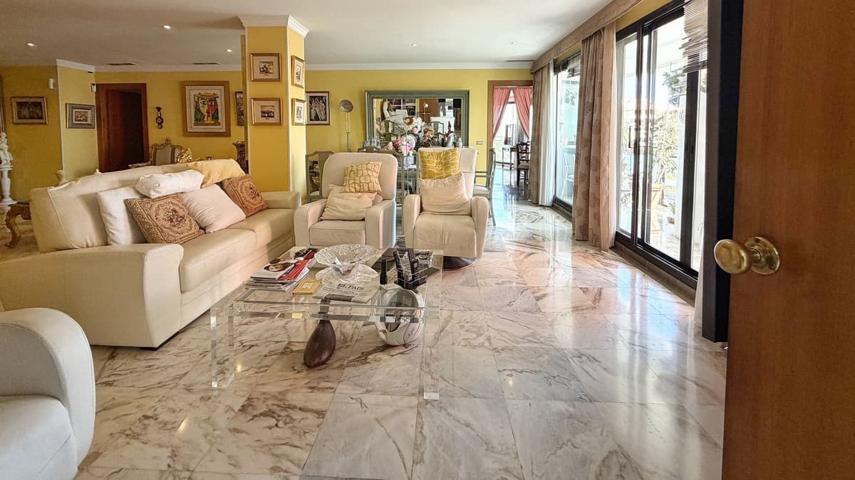 Middle Floor Apartment in Marbella — photo 4 of 10