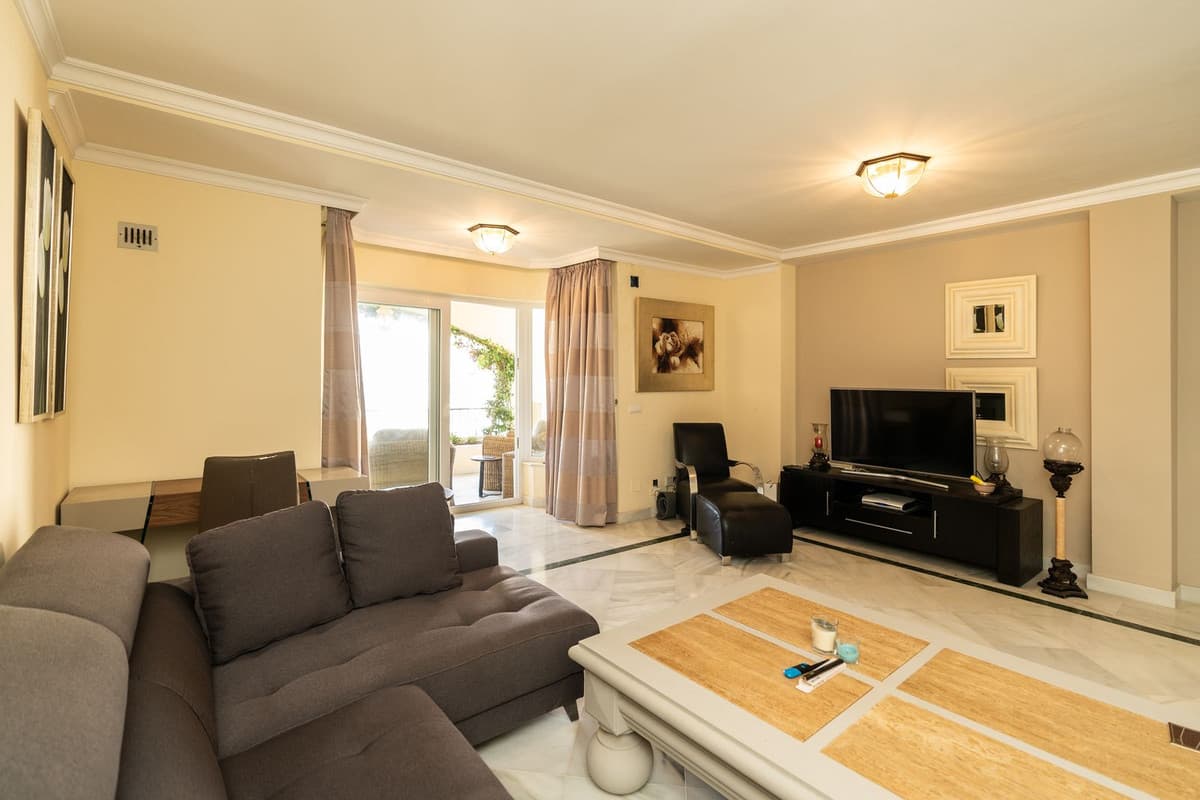 Middle Floor Apartment in Elviria — photo 3 of 10