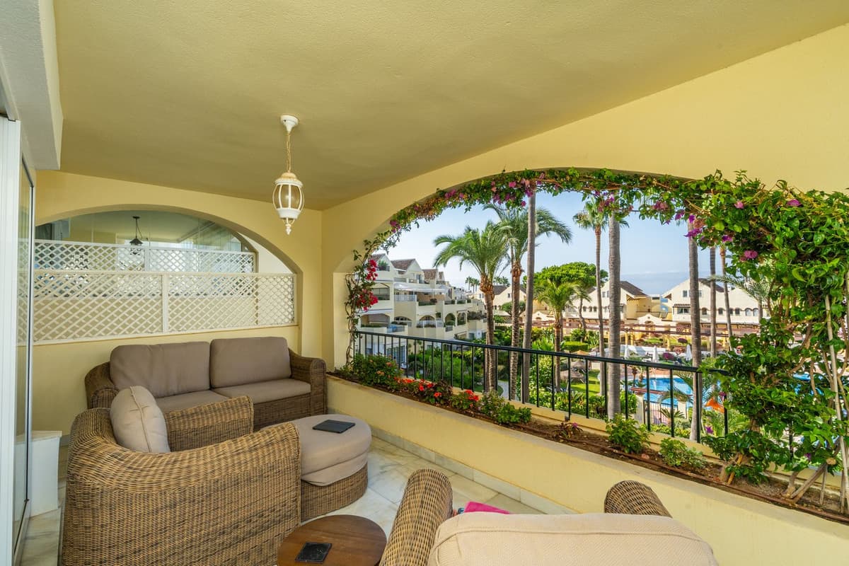 Middle Floor Apartment in Elviria — photo 5 of 10