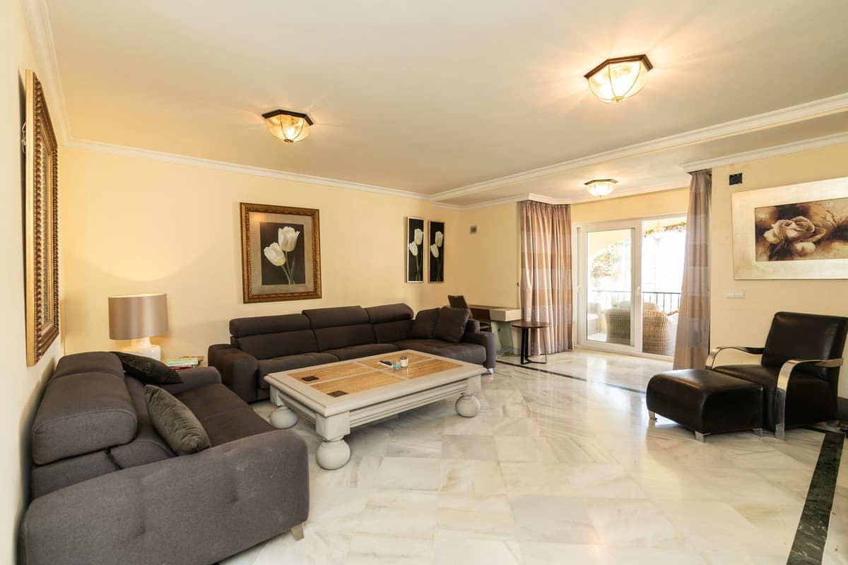 Middle Floor Apartment in Elviria — photo 6 of 10