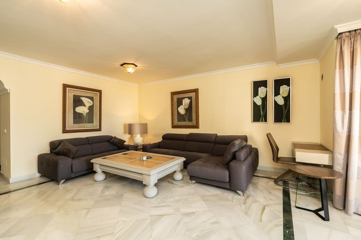 Middle Floor Apartment in Elviria — photo 8 of 10