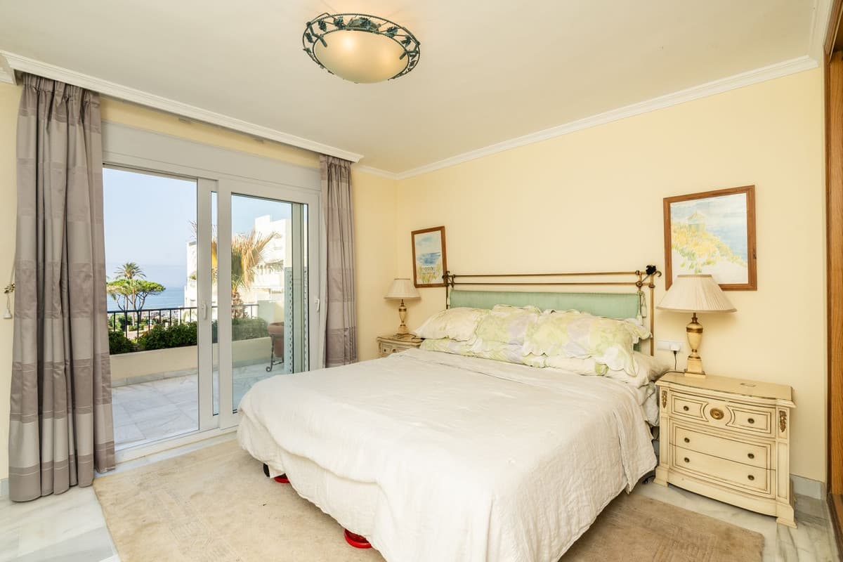 Middle Floor Apartment in Elviria — photo 9 of 10