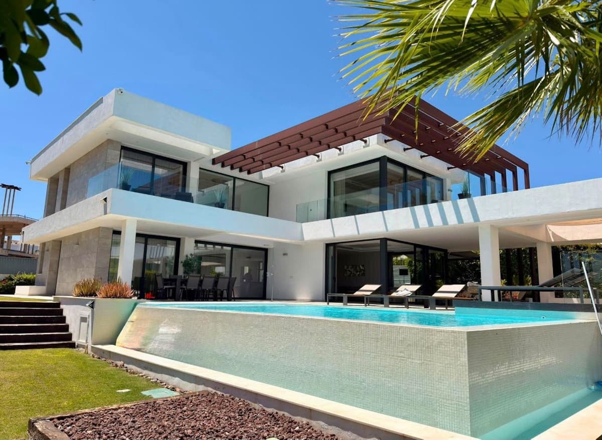Detached Villa in New Golden Mile — photo 1 of 10