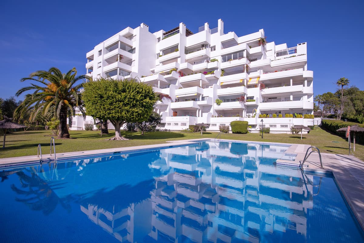 Middle Floor Apartment in Guadalmina Alta — photo 1 of 10