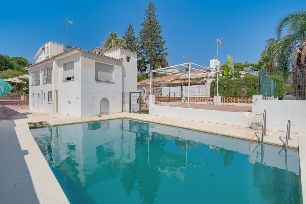 Detached Villa in Nueva Andalucía — photo 1 of 10