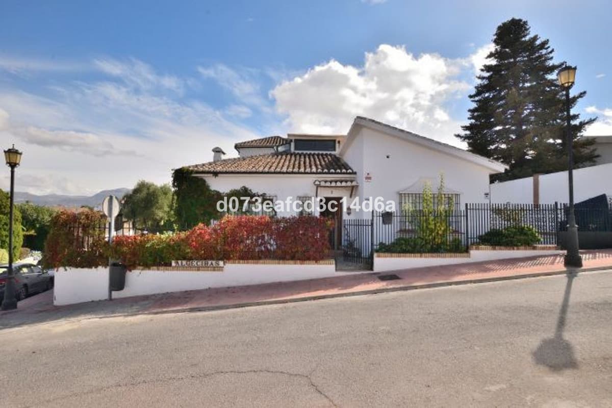 Detached Villa in Ronda — photo 1 of 10