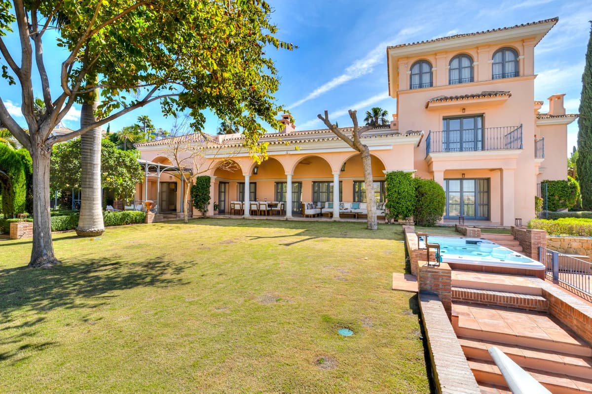 Detached Villa in Benahavís — photo 2 of 10