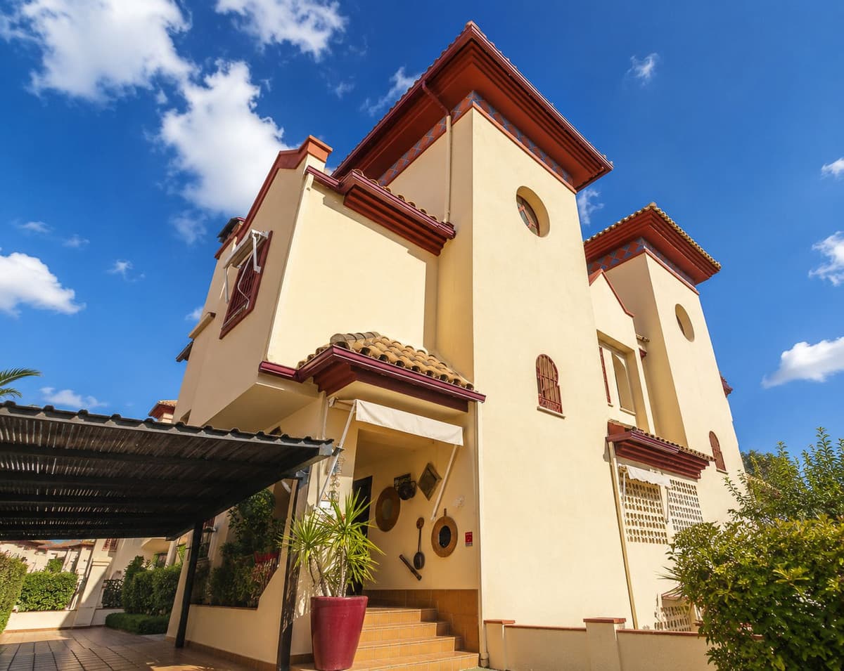 Townhouse in Torrequebrada — photo 1 of 10