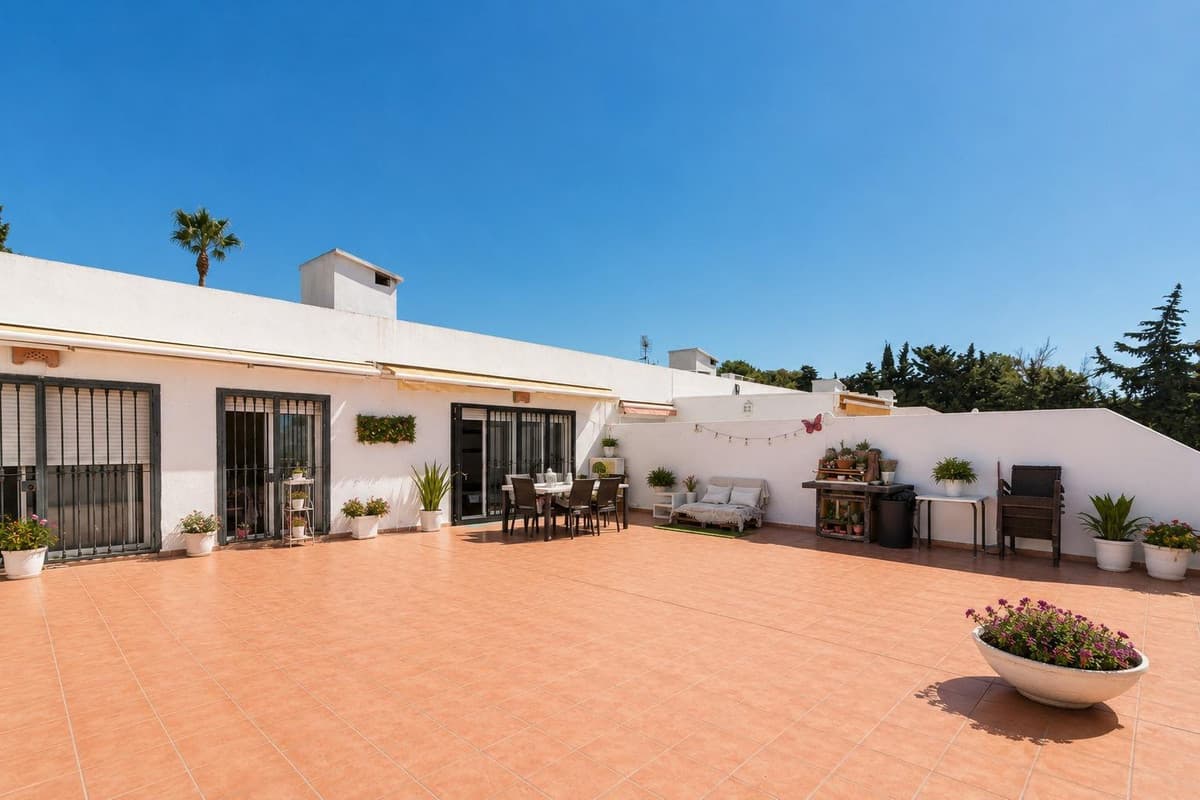 Middle Floor Apartment in Marbella — photo 1 of 10