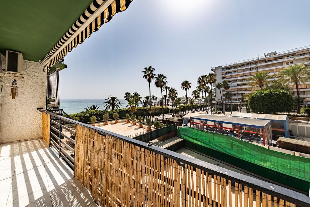 Middle Floor Apartment in Marbella — photo 3 of 10