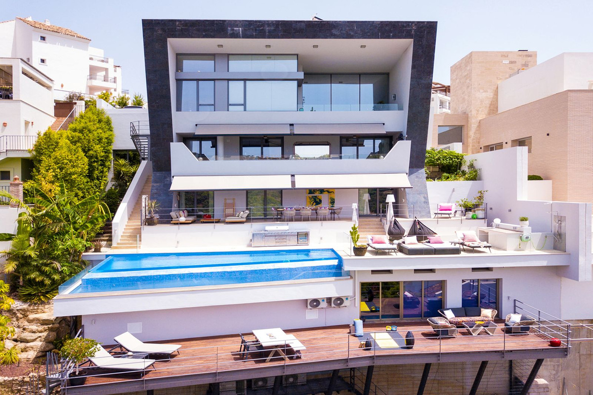 Detached Villa in Benahavís — photo 1 of 10