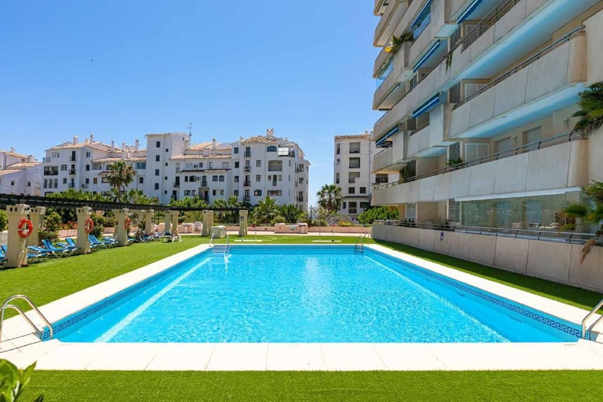Middle Floor Apartment in Puerto Banús — photo 1 of 6