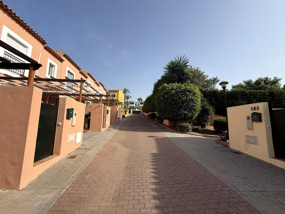 Townhouse in Calahonda — photo 2 of 10
