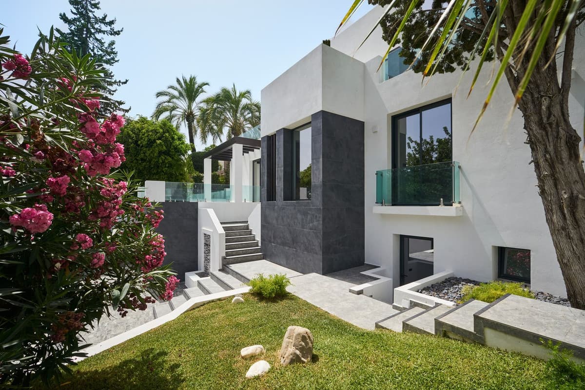 Detached Villa in Sierra Blanca — photo 1 of 10