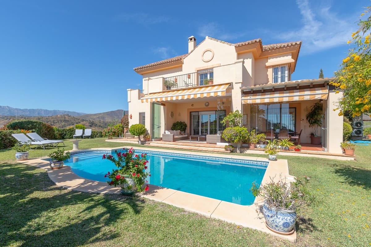 Detached Villa in Elviria — photo 1 of 10