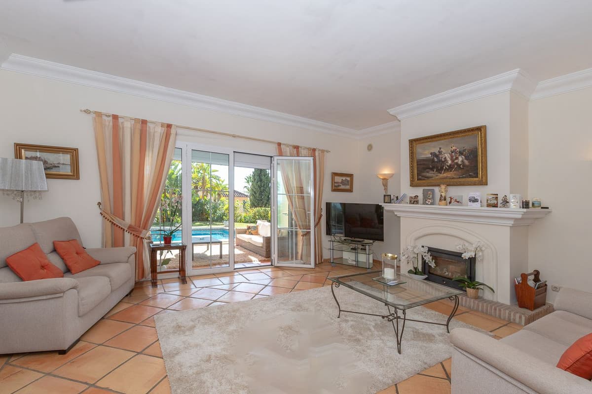 Detached Villa in Elviria — photo 2 of 10